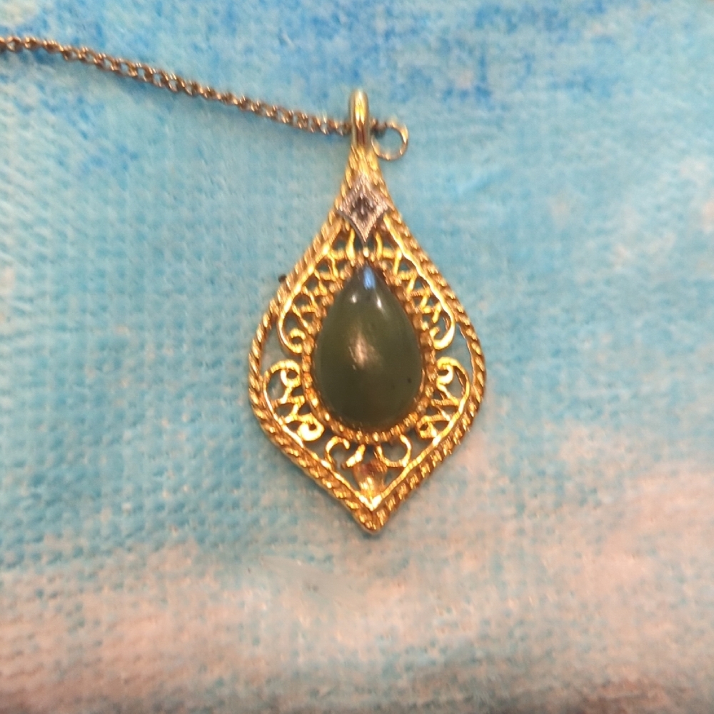 Elegant Gold and Green Teardrop Pendant Necklace